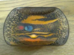 vide-poche en métal émaillé, coloris brun-orange, forme rectangle-ovale