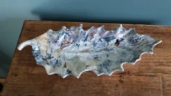 Vide poche feuille émaillage irisé, signé Gfredy