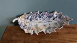 Vide poche feuille émaillage irisé, signé Gfredy