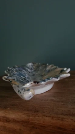 Vide poche feuille émaillage irisé, signé Gfredy