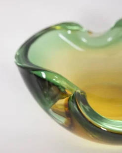 Vide-poche italien en verre de Murano des années 1970 au design immergé.