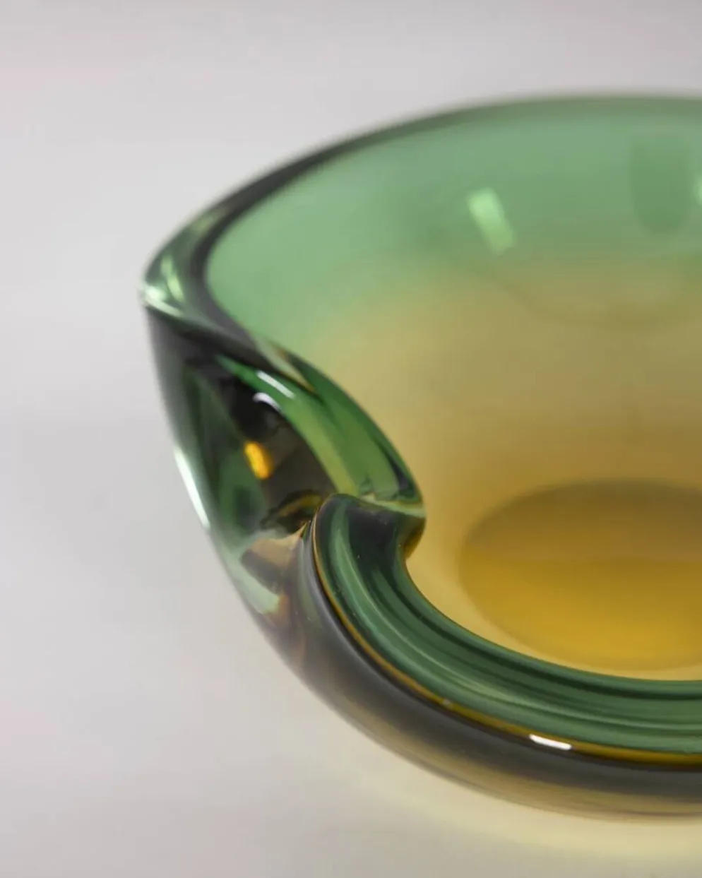 Vide-poche italien en verre de Murano des années 1970 au design immergé.