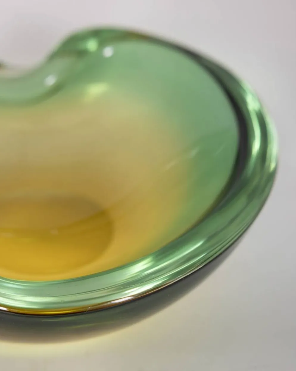 Vide-poche italien en verre de Murano des années 1970 au design immergé.