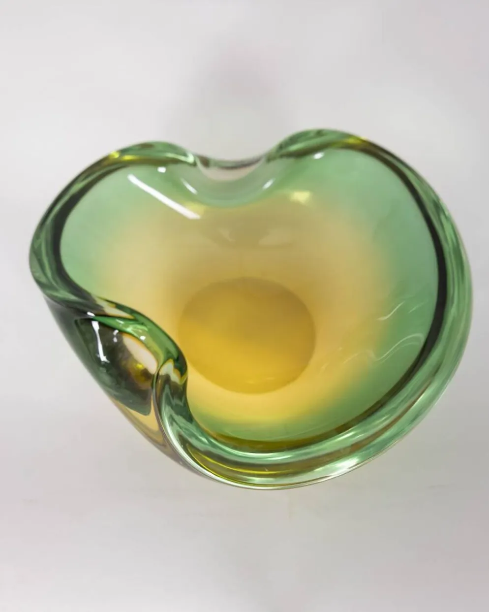 Vide-poche italien en verre de Murano des années 1970 au design immergé.