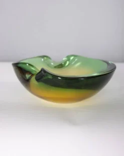 Vide-poche italien en verre de Murano des années 1970 au design immergé.