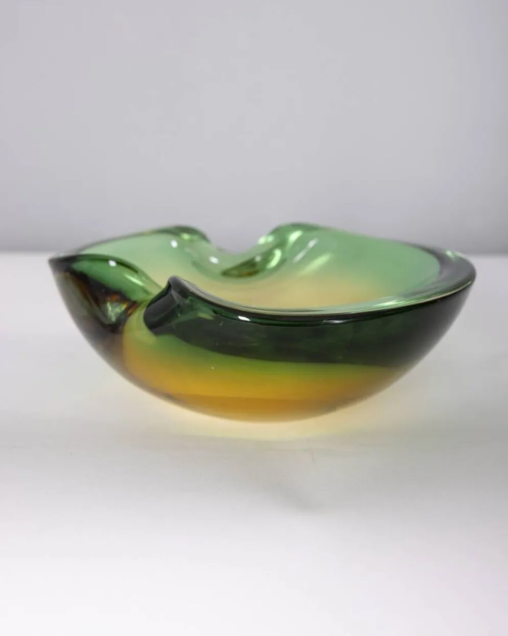 Vide-poche italien en verre de Murano des années 1970 au design immergé.