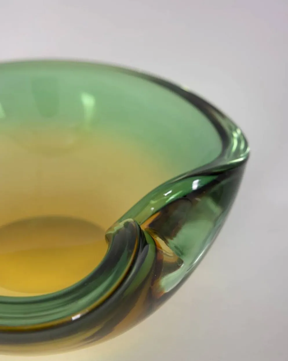 Vide-poche italien en verre de Murano des années 1970 au design immergé.