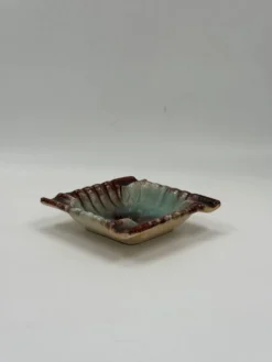 Vide-poches vintage en céramique de studio en forme de feuille, émail coulant vert