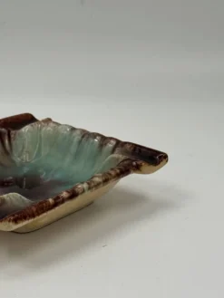 Vide-poches vintage en céramique de studio en forme de feuille, émail coulant vert