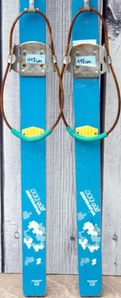 Vieille paire de ski's d'enfant en bois bleu clair 118 cm