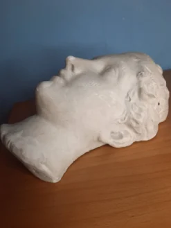 Visage de femme à l’antique en plâtre
