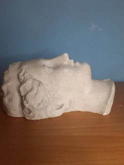 Visage de femme à l’antique en plâtre