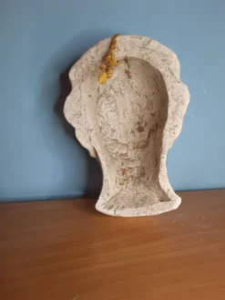 Visage de femme à l’antique en plâtre