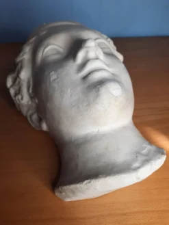 Visage de femme à l’antique en plâtre