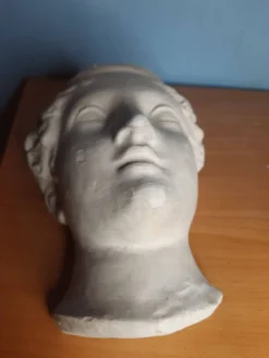Visage de femme à l’antique en plâtre