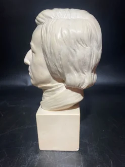 Visage d'homme en plâtre