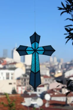 Vitrail Artisanal Croix – Verre Coloré Bleu – 40 × 50 cm – Pièce Unique