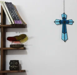 Vitrail Artisanal Croix – Verre Coloré Bleu – 40 × 50 cm – Pièce Unique