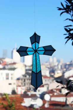 Vitrail Artisanal Croix – Verre Coloré Bleu – 40 × 50 cm – Pièce Unique