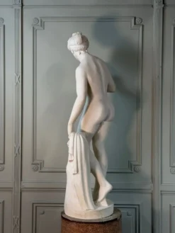Vénus à la pomme, d’après le modèle de Bertel Thorvaldsen en marbre reconstitué, XXème siècle