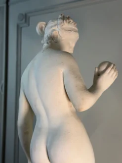 Vénus à la pomme, d’après le modèle de Bertel Thorvaldsen en marbre reconstitué, XXème siècle
