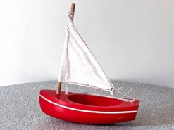 Voilier de bassin en bois, modèle 200 de la marque française Tirot