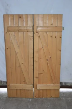 Volet en bois double battants repliable